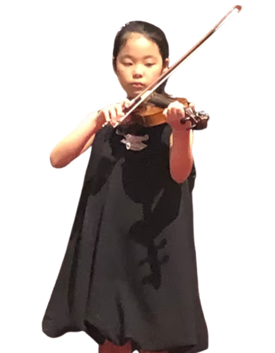 Young violin student performing at Avviare Music Academy.